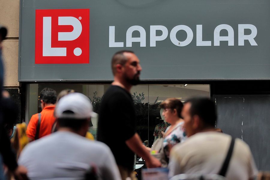 latercera's tweet photo. 🟨#PulsoPM | La batalla legal que afina La Polar para tratar de cerrar el capítulo de ropa falsificada https://t.co/fhi7RCqLlh https://t.co/zpWqDJr4Md