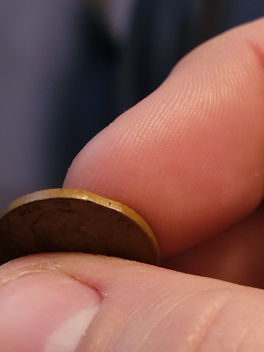 Follow-up to my earlier tweet..
Just looking through these wheats, and I see this one looks like some sort of planchet error? Obviously the coin is circulated and damaged, I don't expect a premium, but would be cool to have found an "error" coin.