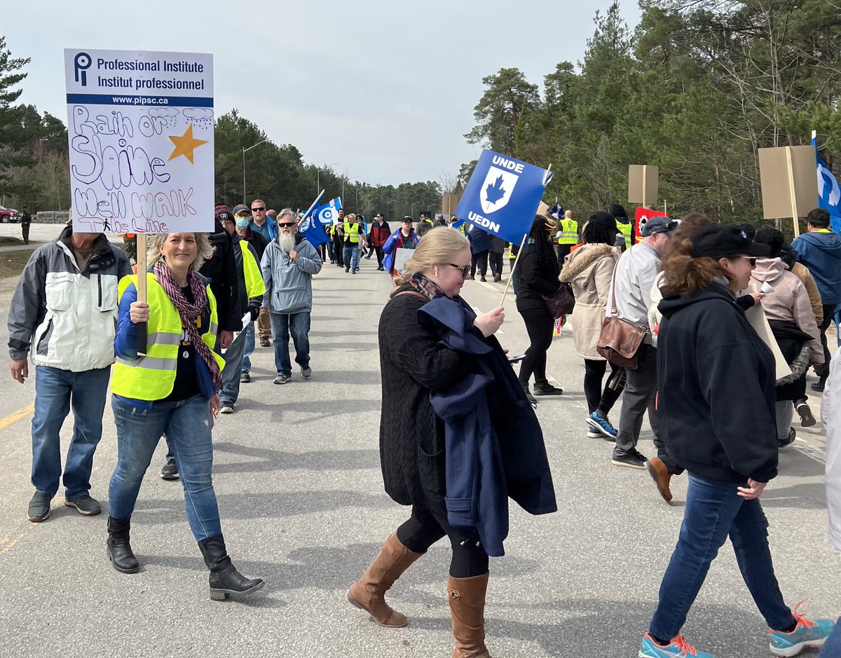 AYPC_CJPA's tweet photo. RT PIPSC_IPFPC: RT @jenncarr: Day 10 standing in solidarity with PSAC and my first picket outside of the NCR

Brought a few dozen PIPSC Ontario members with me to CFB Borden

We were pleased to help UNDE hold the line and send a message to our employer.
… https://t.co/xnVeqO1Dfc