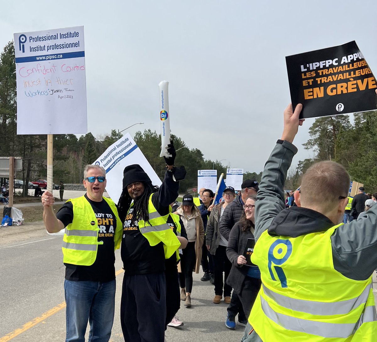 AYPC_CJPA's tweet photo. RT PIPSC_IPFPC: RT @jenncarr: Day 10 standing in solidarity with PSAC and my first picket outside of the NCR

Brought a few dozen PIPSC Ontario members with me to CFB Borden

We were pleased to help UNDE hold the line and send a message to our employer.
… https://t.co/xnVeqO1Dfc