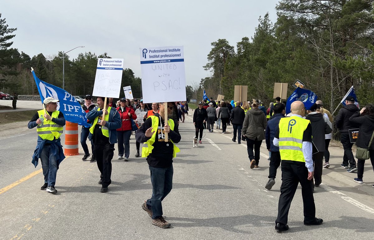 AYPC_CJPA's tweet photo. RT PIPSC_IPFPC: RT @jenncarr: Day 10 standing in solidarity with PSAC and my first picket outside of the NCR

Brought a few dozen PIPSC Ontario members with me to CFB Borden

We were pleased to help UNDE hold the line and send a message to our employer.
… https://t.co/xnVeqO1Dfc