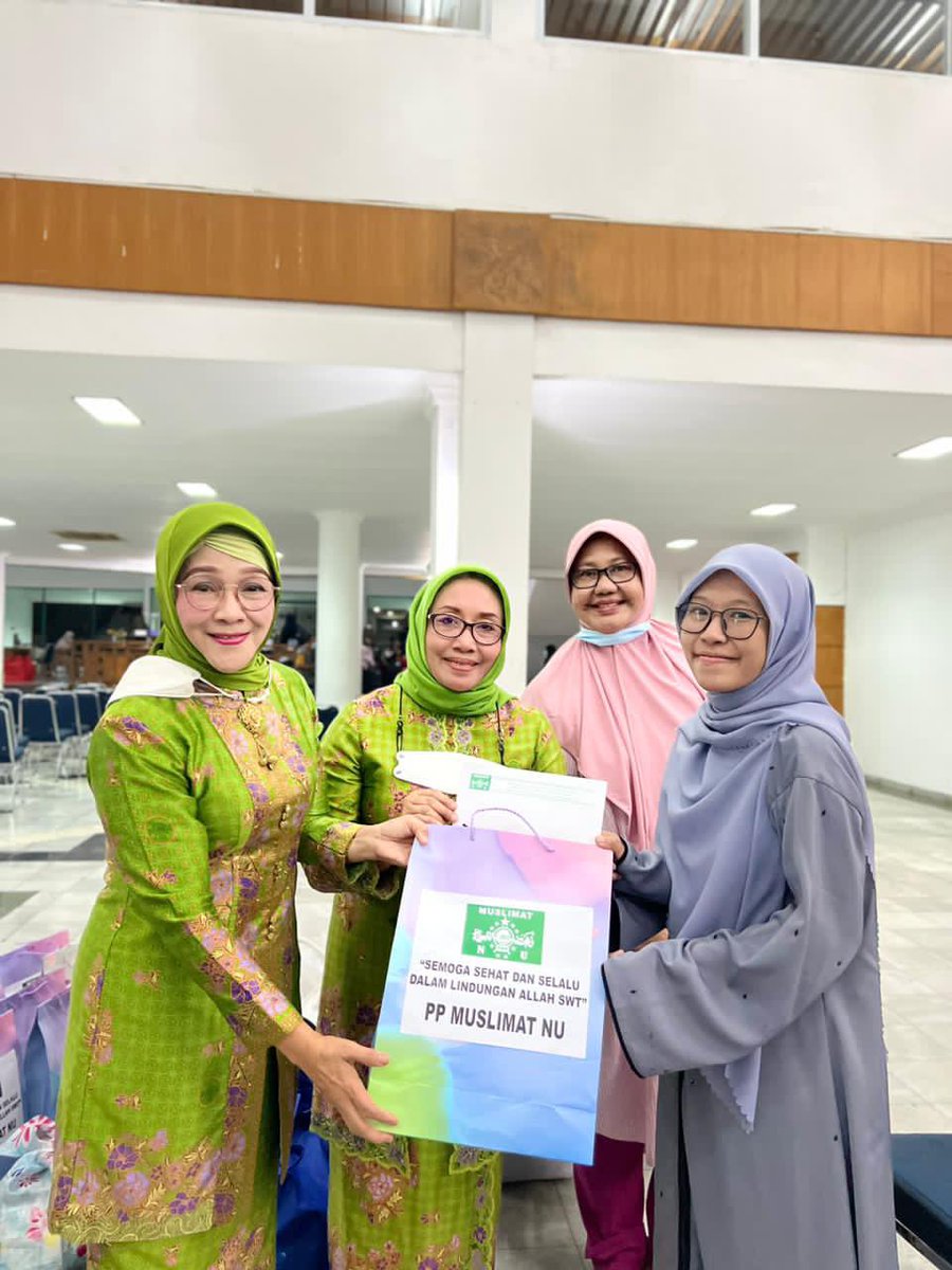 pcinusudan's tweet photo. Alhamdulillah, Terima kasih banyak Bu @KhofifahIP dan pengurus @Muslimat_NU atas bantuan dan sambutan hangatnya kepada Muslimat NU Sudan
yang sedang dievakuasi. Semoga Berkah 🤲🏻🙏🏻 https://t.co/reyrOusnT2