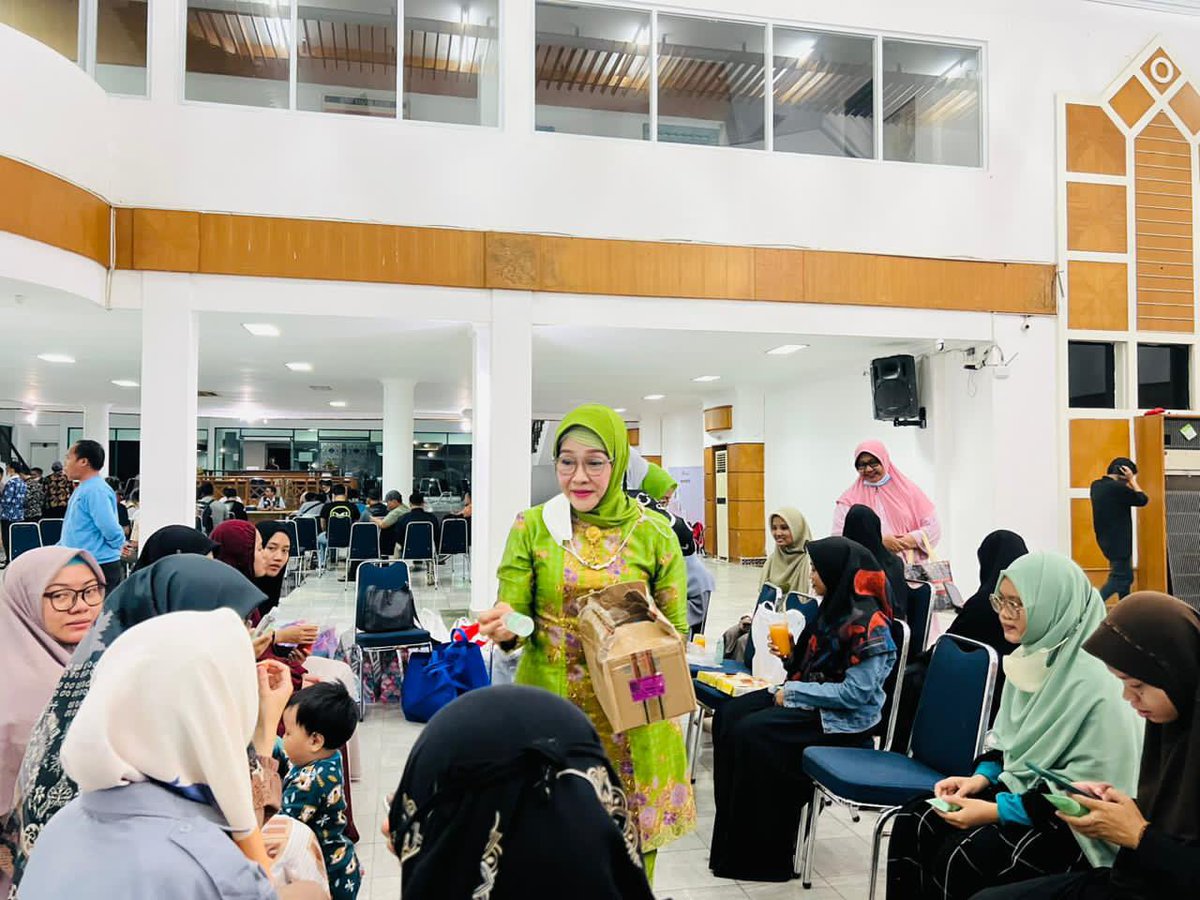 pcinusudan's tweet photo. Alhamdulillah, Terima kasih banyak Bu @KhofifahIP dan pengurus @Muslimat_NU atas bantuan dan sambutan hangatnya kepada Muslimat NU Sudan
yang sedang dievakuasi. Semoga Berkah 🤲🏻🙏🏻 https://t.co/reyrOusnT2