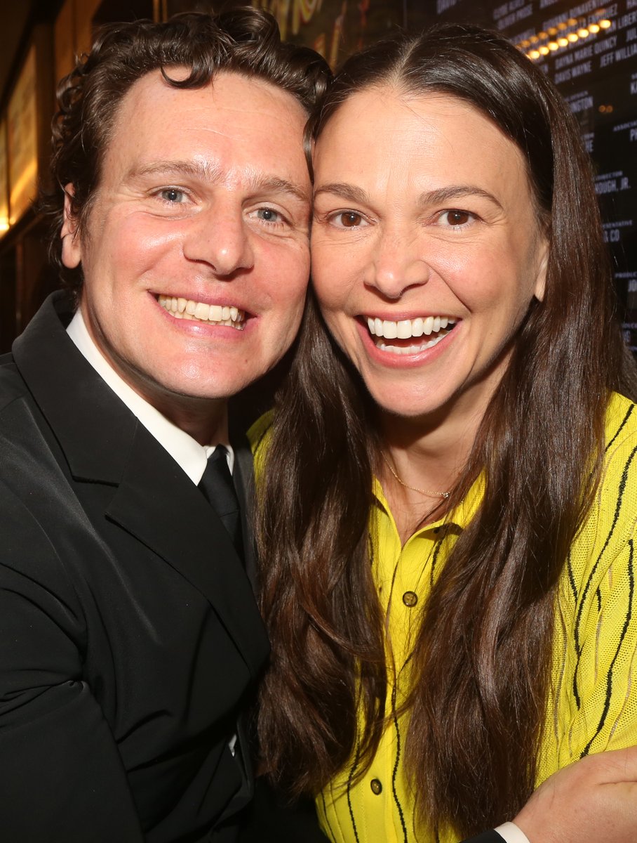 dailyjgroff's tweet photo. Jonathan Groff and Sutton Foster at the opening night of #NYNYBway
📷: https://t.co/84WA1MoYAZ https://t.co/xr2g9QaVot