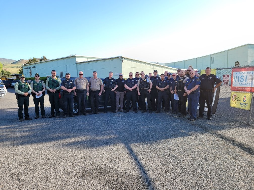 TheDallesPolice's tweet photo. Great #SchoolSafetyDrill this morning at Chenowith Elementary school.   #SammytheSchoolSafetySasquatch even showed up to ensure trauma informed practices and spread some smiles. https://t.co/xr9RQmx3r1