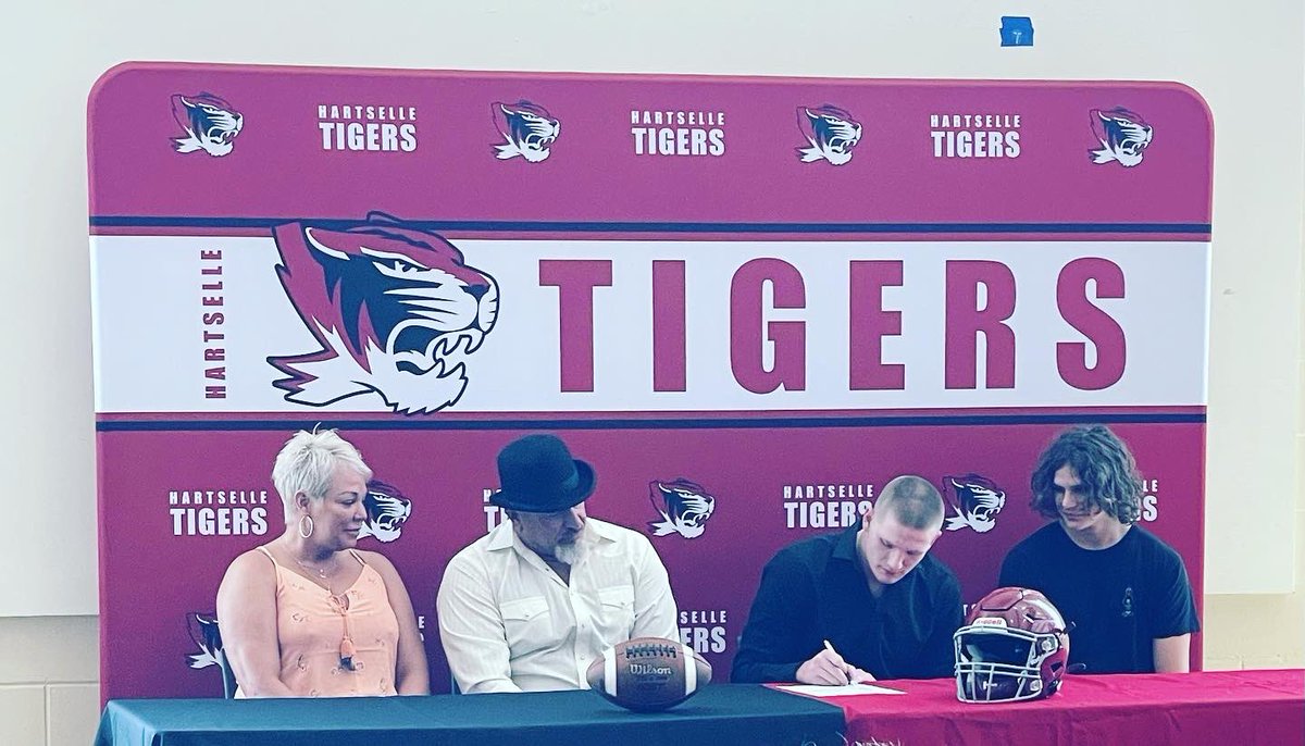 HartselleFball's tweet photo. Congratulations to @TreyceO for signing to continue his football career at Faulkner University! #OwnIt https://t.co/VwSmXrliee