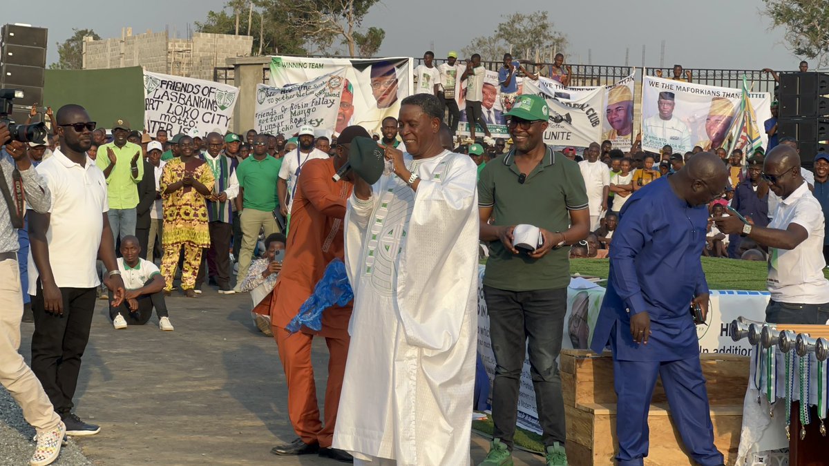 AlimaSow9's tweet photo. Former member & Minister under the apc Hon. Alpha Khan tendered his resignation from apc in his home town Port Loko and has registered his interest in being a member of the great SLPP. In his words he described @PresidentBio as a savior and a messiah.#FiveMoreYears. #VoteSLPP https://t.co/i6QC3Pm0Mm