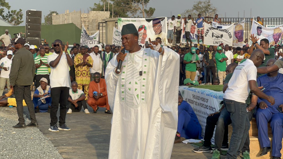 AlimaSow9's tweet photo. Former member & Minister under the apc Hon. Alpha Khan tendered his resignation from apc in his home town Port Loko and has registered his interest in being a member of the great SLPP. In his words he described @PresidentBio as a savior and a messiah.#FiveMoreYears. #VoteSLPP https://t.co/i6QC3Pm0Mm