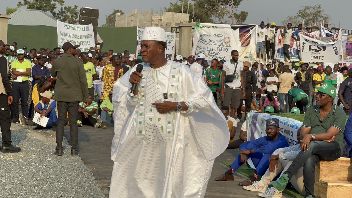 AlimaSow9's tweet photo. Former member & Minister under the apc Hon. Alpha Khan tendered his resignation from apc in his home town Port Loko and has registered his interest in being a member of the great SLPP. In his words he described @PresidentBio as a savior and a messiah.#FiveMoreYears. #VoteSLPP https://t.co/i6QC3Pm0Mm