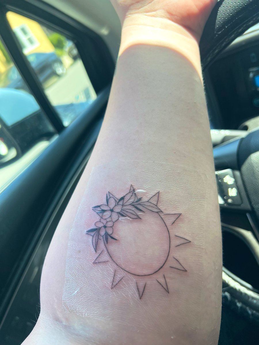 fabkilljoy64's tweet photo. New tats ☀️🌙☺️

Live by the sun, love by the moon 💕 https://t.co/74I05yqZN0
