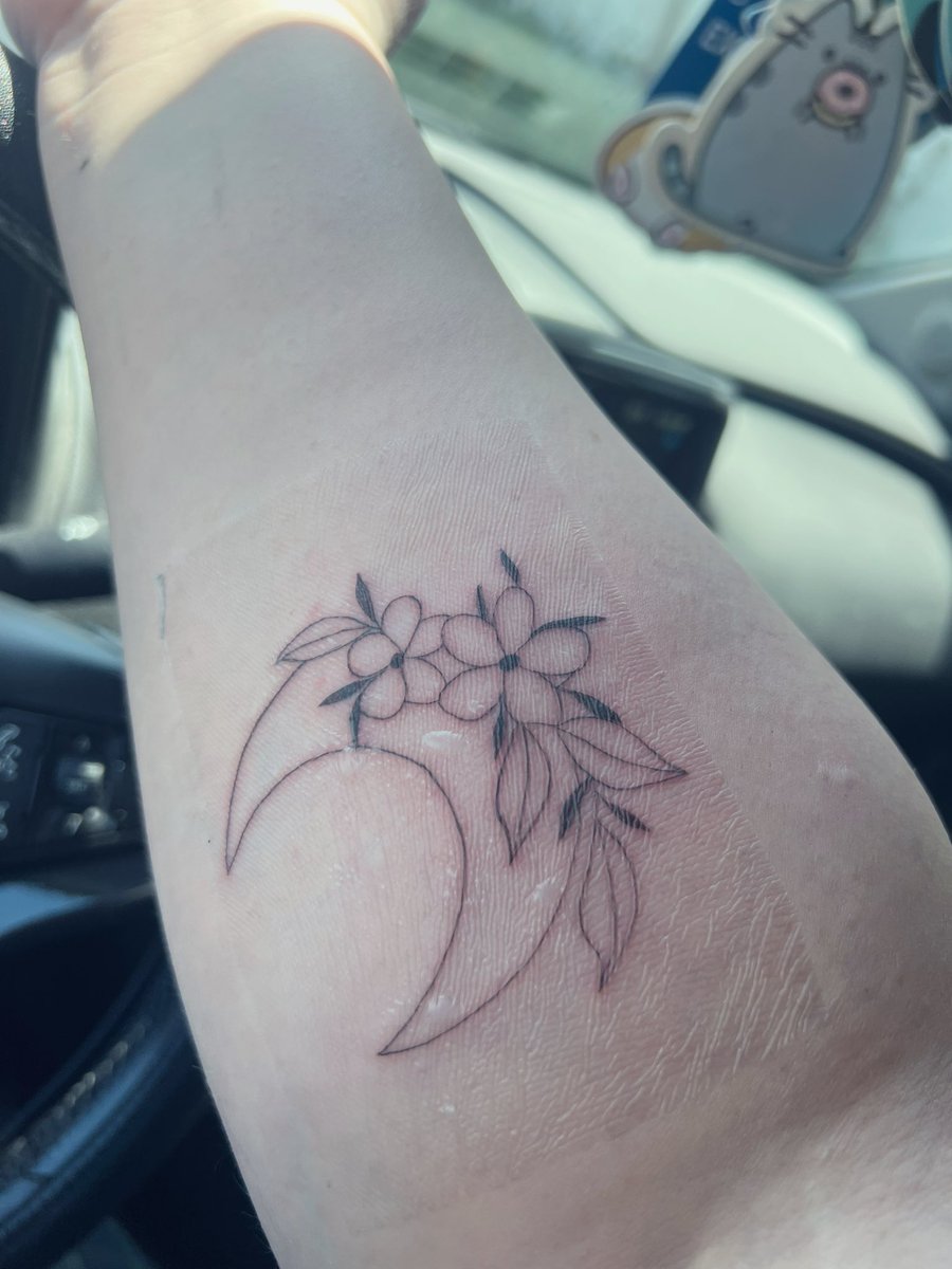 fabkilljoy64's tweet photo. New tats ☀️🌙☺️

Live by the sun, love by the moon 💕 https://t.co/74I05yqZN0