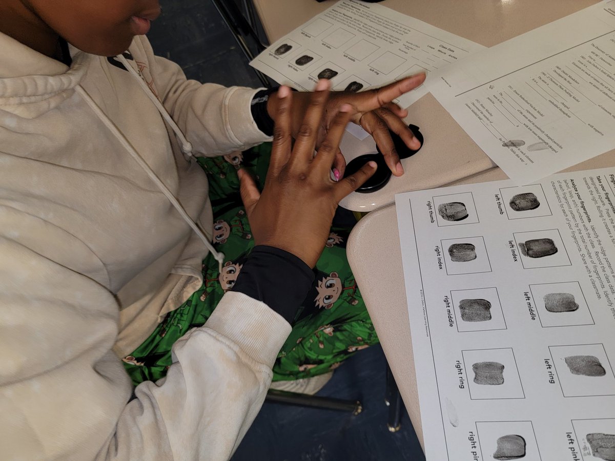 ALambert00's tweet photo. Students in Forensic Sci today class were able to engage, explore, and make analysis on fingerprinting patterns. #BringingScienceAlive
@DrKeshaJones1 @KindraTukes @RWilliams_EDS @ELHS_HCS https://t.co/wNbtmxvaCp
