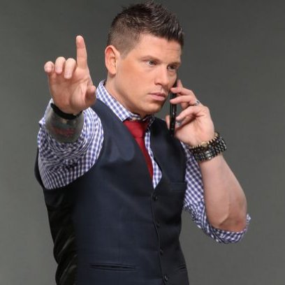 SADEGRIBALSKI's tweet photo. Had to recreate my favourite @realjoshmathews pic with my flip phone. How did I do? 😗 https://t.co/umDF3XrLh3