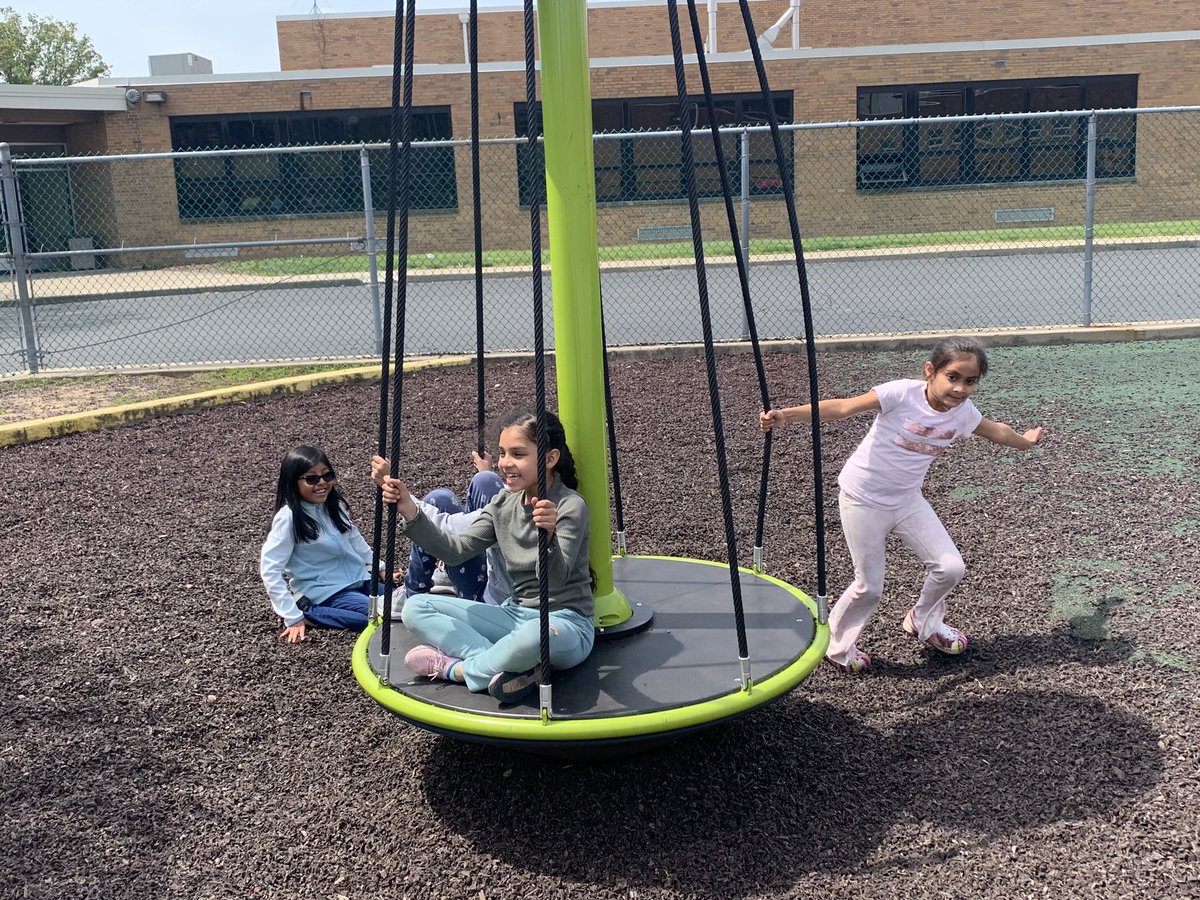 Being outside on a sunny day brings me JOY ☀️<a href="/Creeksidetweet/">Creekside ECS</a> #NeedToSucceedCECS #WEareLakota