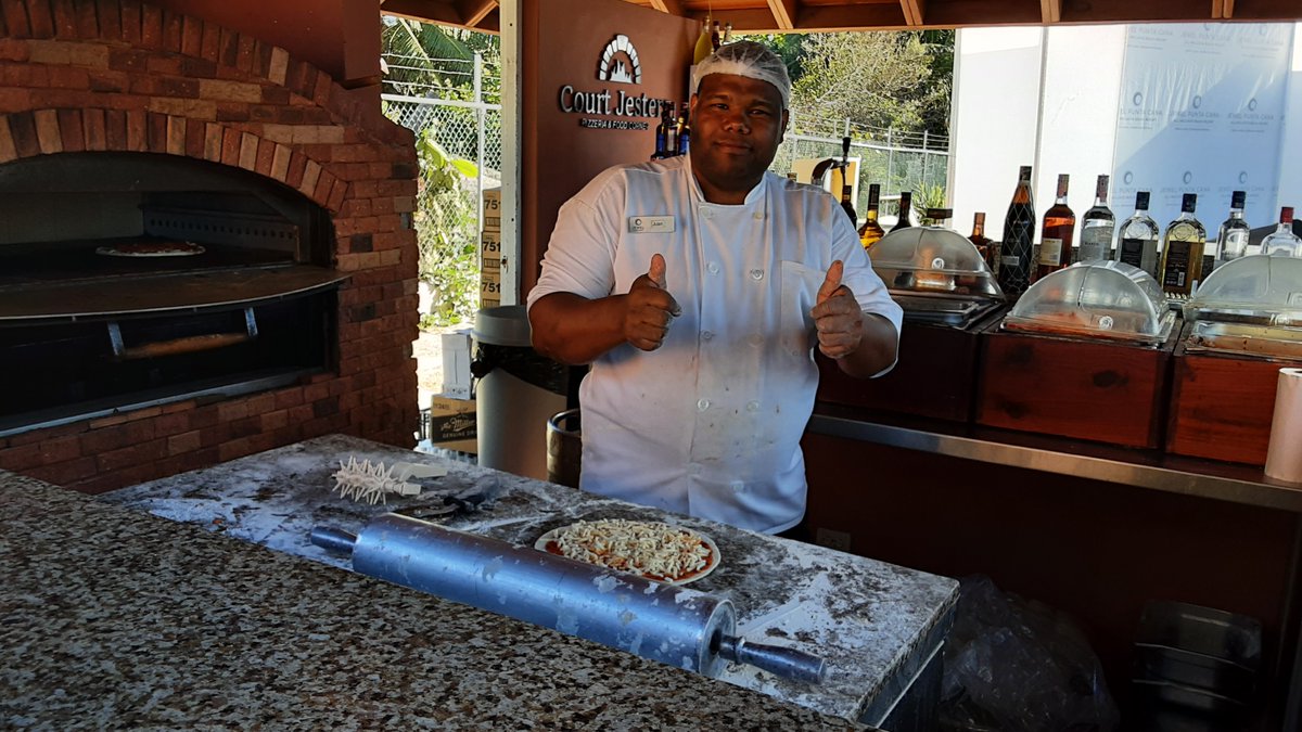 garquake's tweet photo. Maybe some Friday Pizza - Juan is THE Pizza Man indeed- so goooood #puntacana #pizza #domican #com #comlife https://t.co/x4mLlGD2Mz