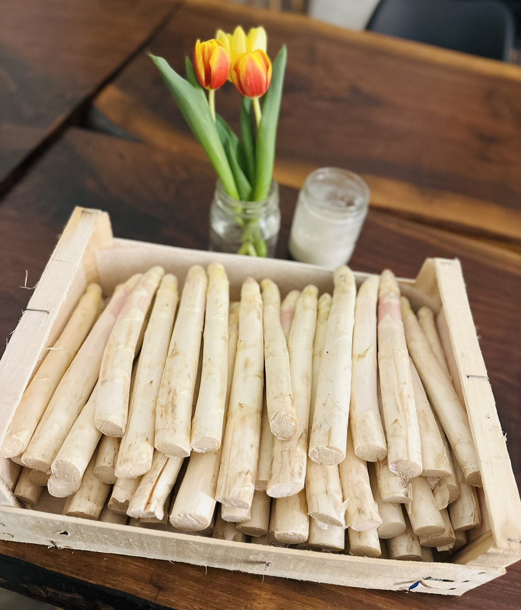 jvlarita's tweet photo. Just in! French White Asparagus, Vodka Marinated Smoked Salmon, Caramelized Shallot Hollandaise @BoehmerTO #asparagus #spring https://t.co/VrPtyEnQxM
