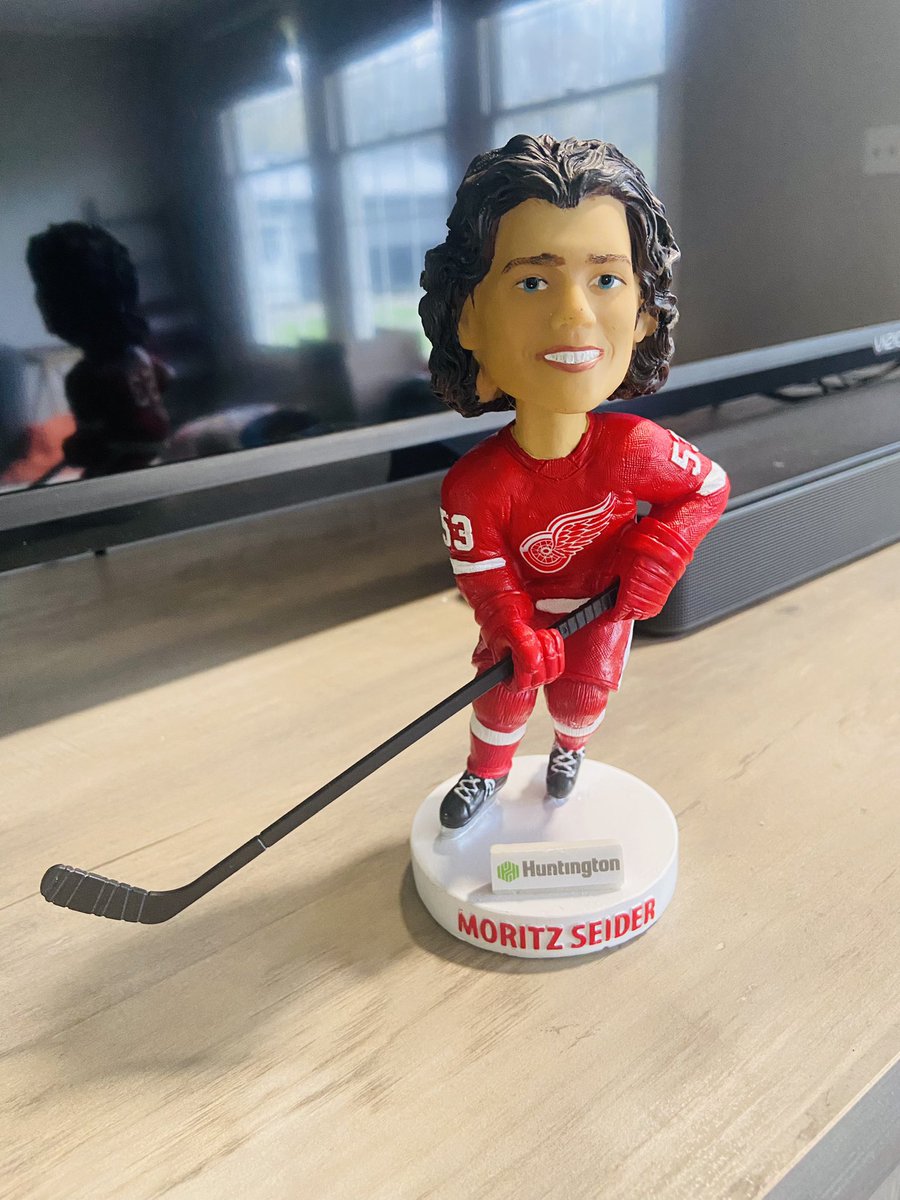 LGRWMac's tweet photo. Not the @DetroitRedWings sending me a SIGNED MO SEIDER BOBBLEHEAD!!! I DIDN’T KNOW IT WAS GOING TO BE SIGNED!!! Y’all really spoiled me, truly. Shoutout to the best Admin team and the man himself, Mo Seider 🐙💜 #LGRW https://t.co/Htzt931AQt