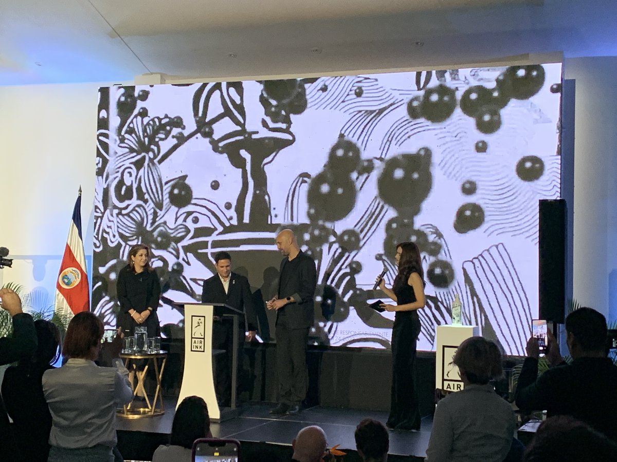 fedeenchepe's tweet photo. Ayer tuve el honor de firmar desde #RutasNaturbanas con la empresa británica @DiageoGB  y su marca @JohnnieWalkerCR un compromiso para mejorar el Parque de la Paz, sus caminos y vegetación. Una alianza para apoyar al @ICODERJDN durante varios años.

#KeepWalkingSJO https://t.co/WkP2sv2pJ4