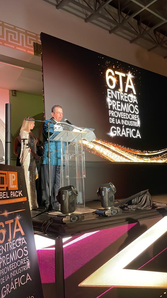 SedecoCDMX's tweet photo. Nuestro títular @FadlalaAkabani participó en la 6ta Entrega de Premios a Proveedores de la Industria Gráfica @label_pack en @labelexpo
Junto a Karen Becerra presidenta de #ANPAC, reconoció el papel del sector gráfico en la conformación de cadenas de valor y su aporte económico https://t.co/NKnEezIw1I