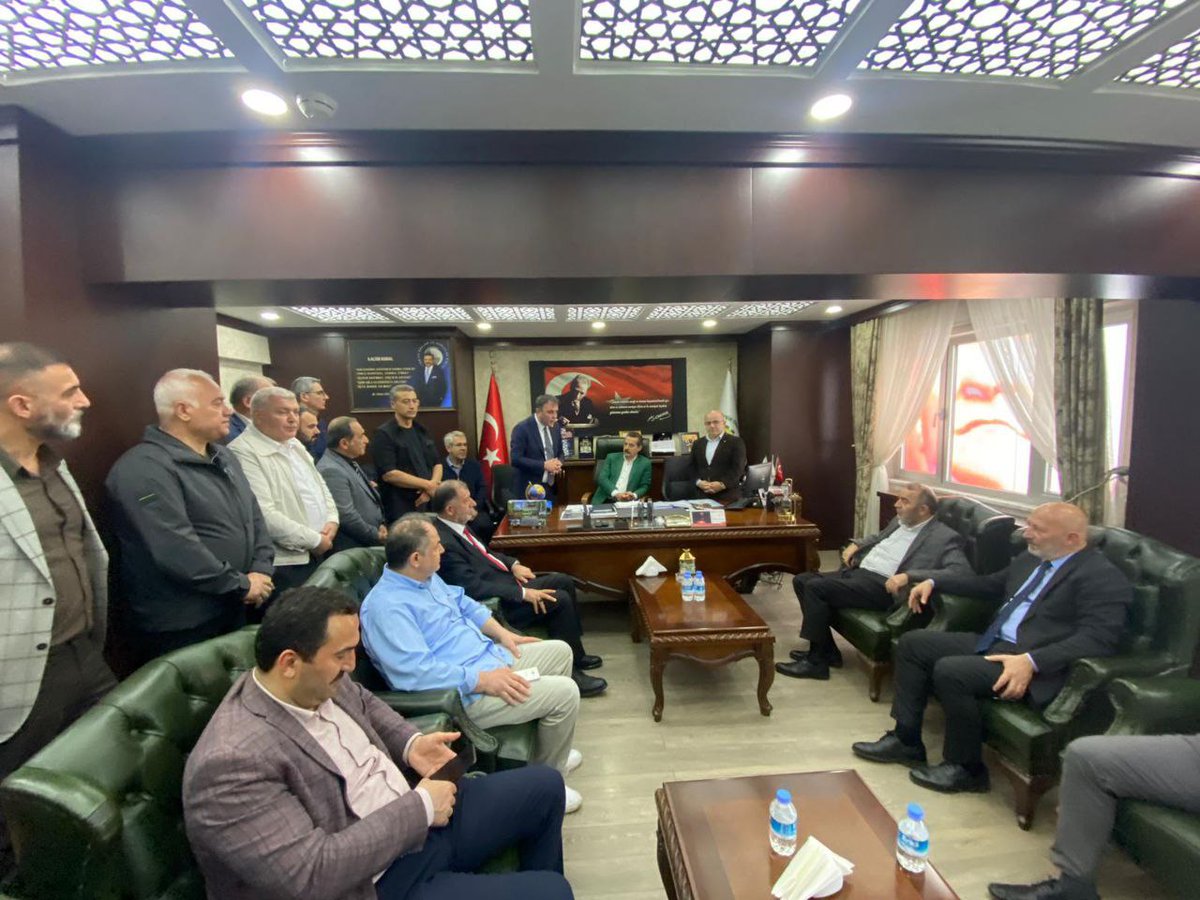 AKPartiArtvin's tweet photo. ADAYLARIMIZ BUGÜN ARTVİN MERKEZ DE ESNAF ZİYARETİ , STK, MUHTARLAR VE EV ZİYARETİ GERÇEKLEŞTİRDİ.. 
@farukcelikcomtr
@ahmeterdem_08
@israfilkisla
@e_erkanbalta
#artvin
#DoğrusuAKParti
#DoğruAdamDoğruZaman
#durmakyokyoladevam
#türkiyeyüzyılıbaşlafı https://t.co/UyR5e9IoHq
