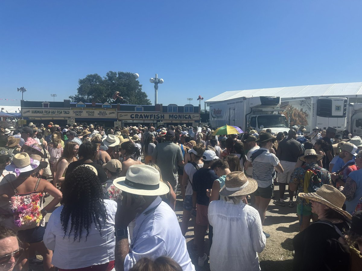 iamstevebeatty's tweet photo. Cashless is a disaster at @jazzfest. Food lines so long they’re blocking walkways. Six lines for Crawfish Monica, each with 30+ people. https://t.co/Zd8c1yJDnK