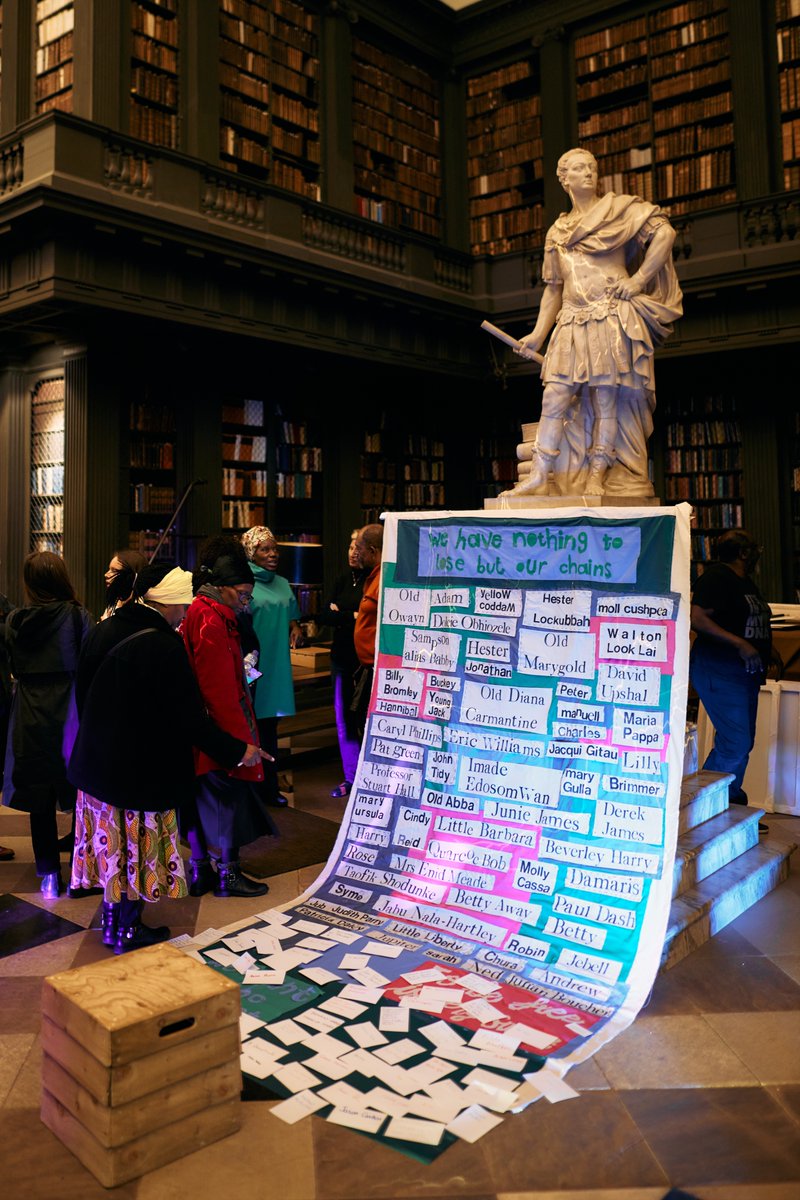 our_oxford's tweet image. As part of @EutonDaley&apos;s Unlock The Chains Collective&apos;s performance of &apos;Still Breathing&apos; at @LibAllSouls, artist @rachelbarbaresi together with brilliant students from @OBUfoundation realised @EutonDaley&apos;s vision of a &apos;Scroll of Honour&apos;.  Incredible work. A 🧵: