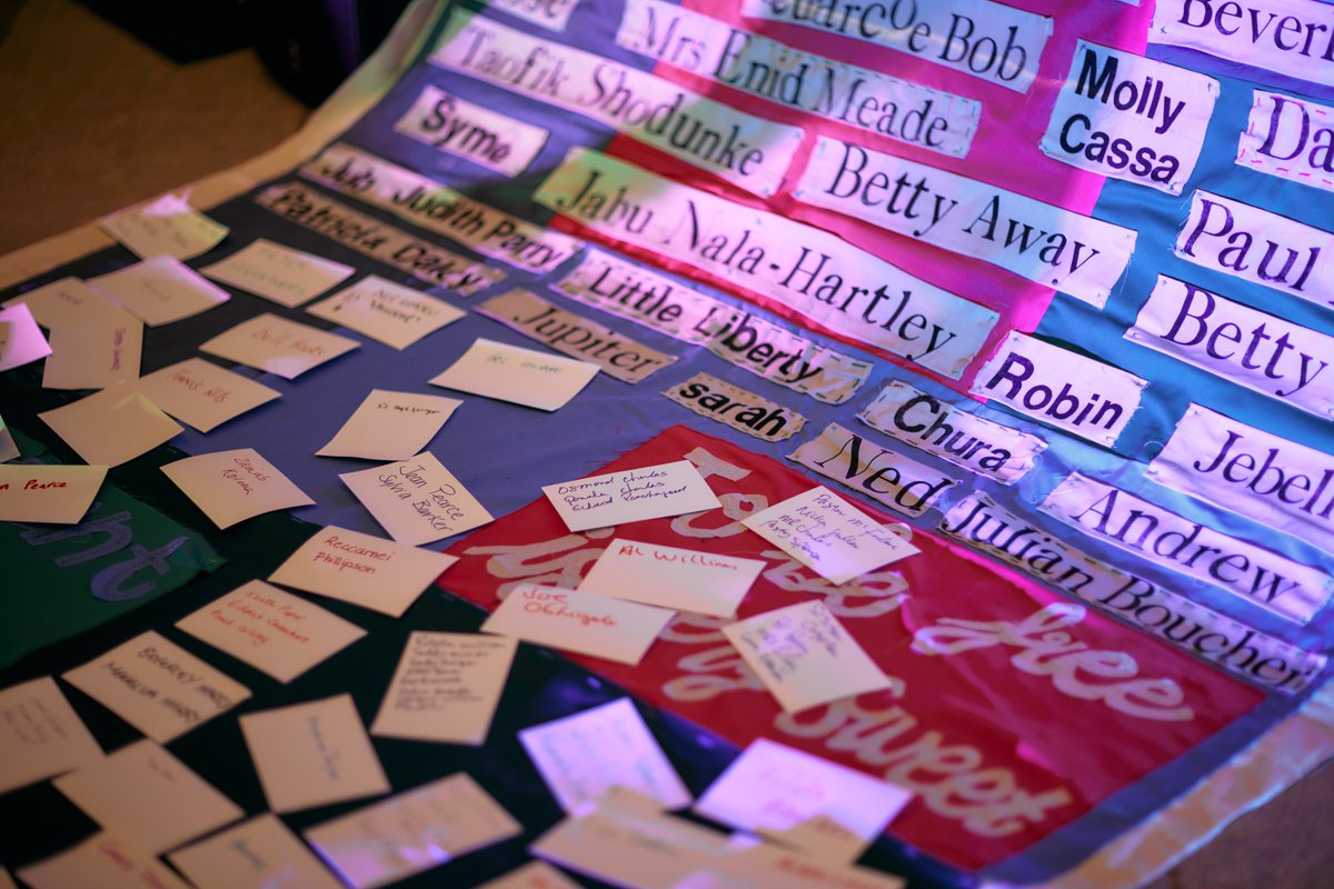 our_oxford's tweet image. As part of @EutonDaley&apos;s Unlock The Chains Collective&apos;s performance of &apos;Still Breathing&apos; at @LibAllSouls, artist @rachelbarbaresi together with brilliant students from @OBUfoundation realised @EutonDaley&apos;s vision of a &apos;Scroll of Honour&apos;.  Incredible work. A 🧵: