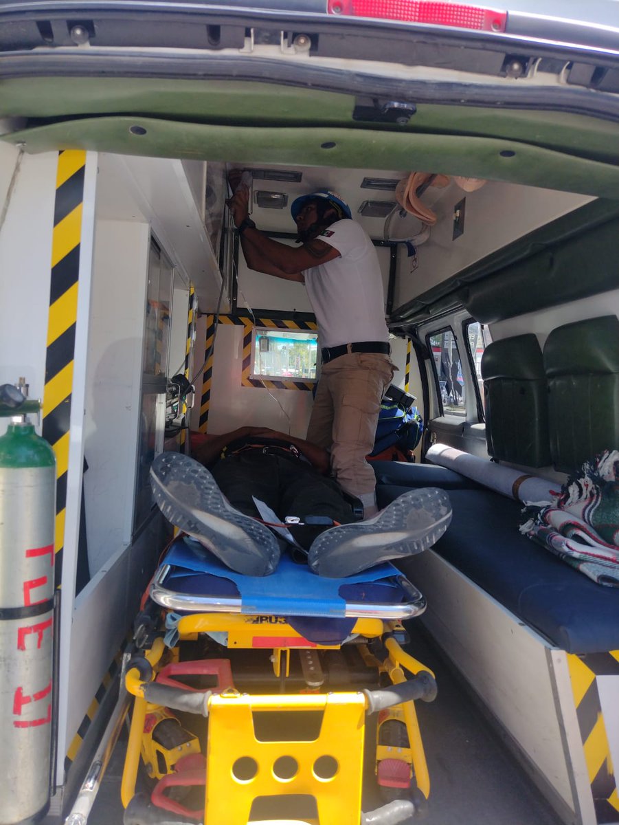 GalileoMx_'s tweet photo. #UnCaos🔴 |Tráfico intenso sobre el Peri y Valsequillo con sentido a Totimehuacan debido a un fuerte accidente de tránsito que dejó 3 lesionados, uno de ellos es un hombre de 49 años que fue víctima colateral pues lo pasaron a atropellar en el choque #Puebla
Gracias @Tumbruno 🚑 https://t.co/NNLVLzZFQn