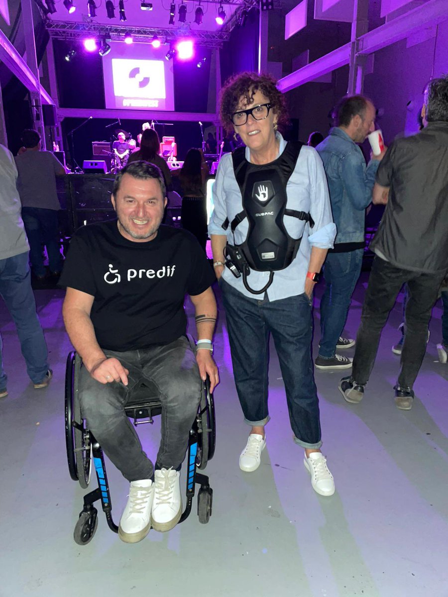 AyuntamientoVLL's tweet photo. Hoy se celebra en el @LavaVLL el primer Festival de Música Inclusiva #Predifest organizado por @PredifCyL con la colaboración del Ayuntamiento. Asiste la concejala @RRViosca que ha probado las mochilas con un sistema de vibración para personas con discapacidad auditiva. https://t.co/zMlALI4jRo