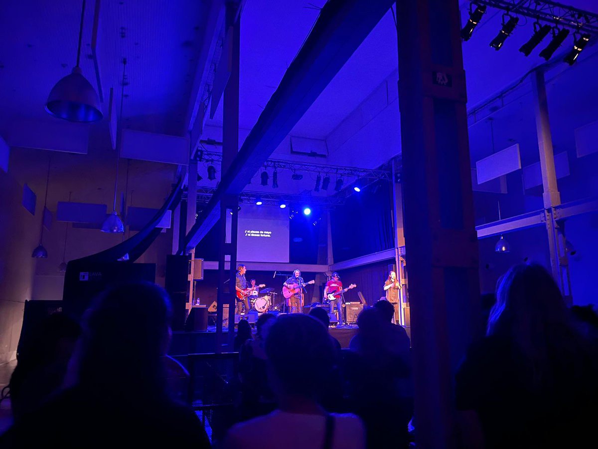 AyuntamientoVLL's tweet photo. Hoy se celebra en el @LavaVLL el primer Festival de Música Inclusiva #Predifest organizado por @PredifCyL con la colaboración del Ayuntamiento. Asiste la concejala @RRViosca que ha probado las mochilas con un sistema de vibración para personas con discapacidad auditiva. https://t.co/zMlALI4jRo