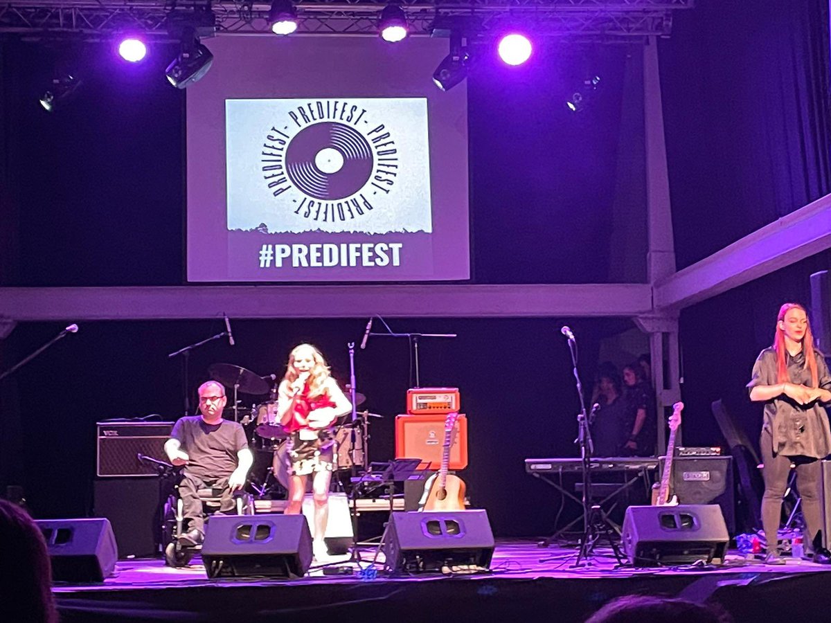 AyuntamientoVLL's tweet photo. Hoy se celebra en el @LavaVLL el primer Festival de Música Inclusiva #Predifest organizado por @PredifCyL con la colaboración del Ayuntamiento. Asiste la concejala @RRViosca que ha probado las mochilas con un sistema de vibración para personas con discapacidad auditiva. https://t.co/zMlALI4jRo