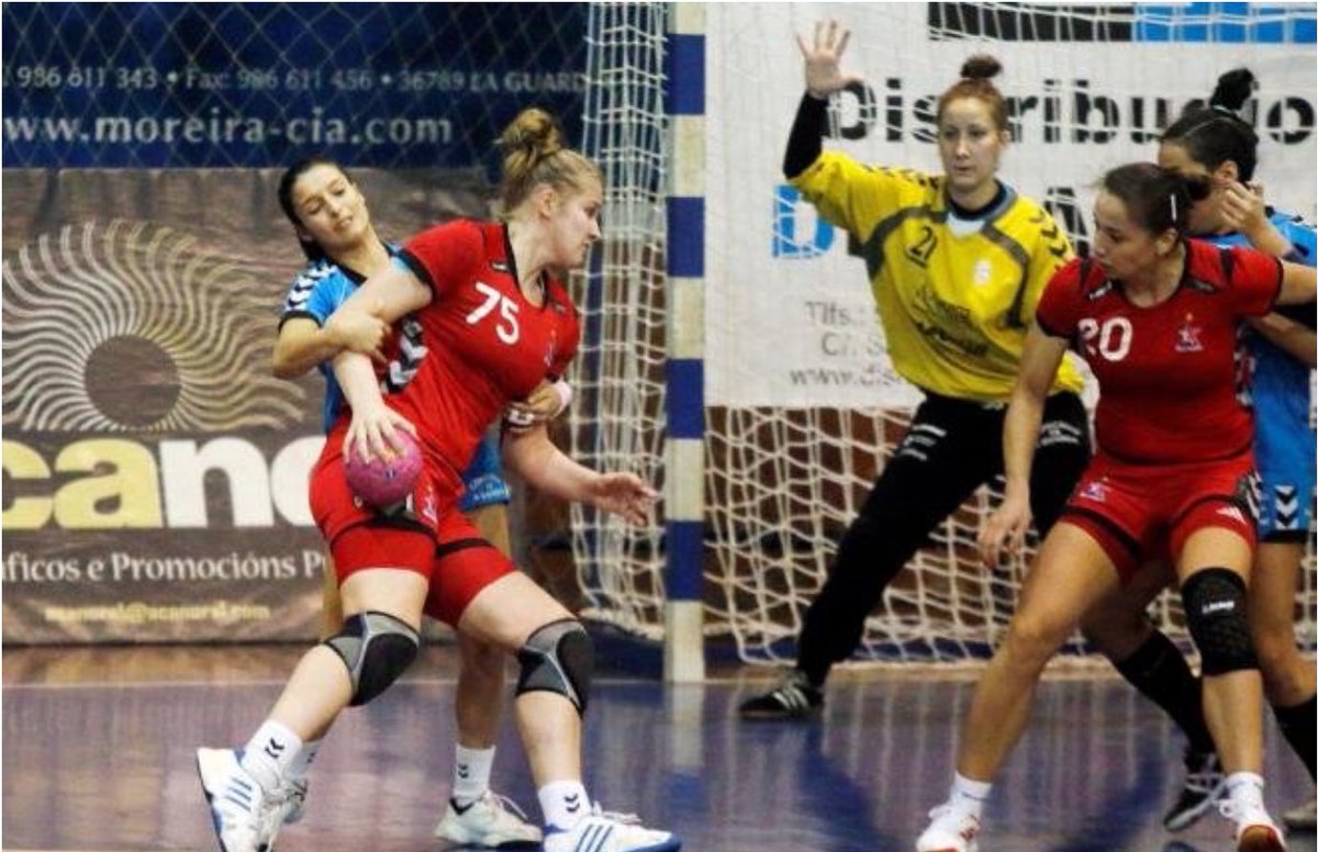 Aguardabalonman's tweet image. Carla Abad , la Secretaria General de la @fgabalonman  se dejó la piel hace 10 años defendiendo a torres humanas en el primer partido europeo del @Atlguardes_ofic en A Sangriña .
El mejor equipo extranjero que pasó por A Guarda en esta década , el Zvenigorod del 2013.