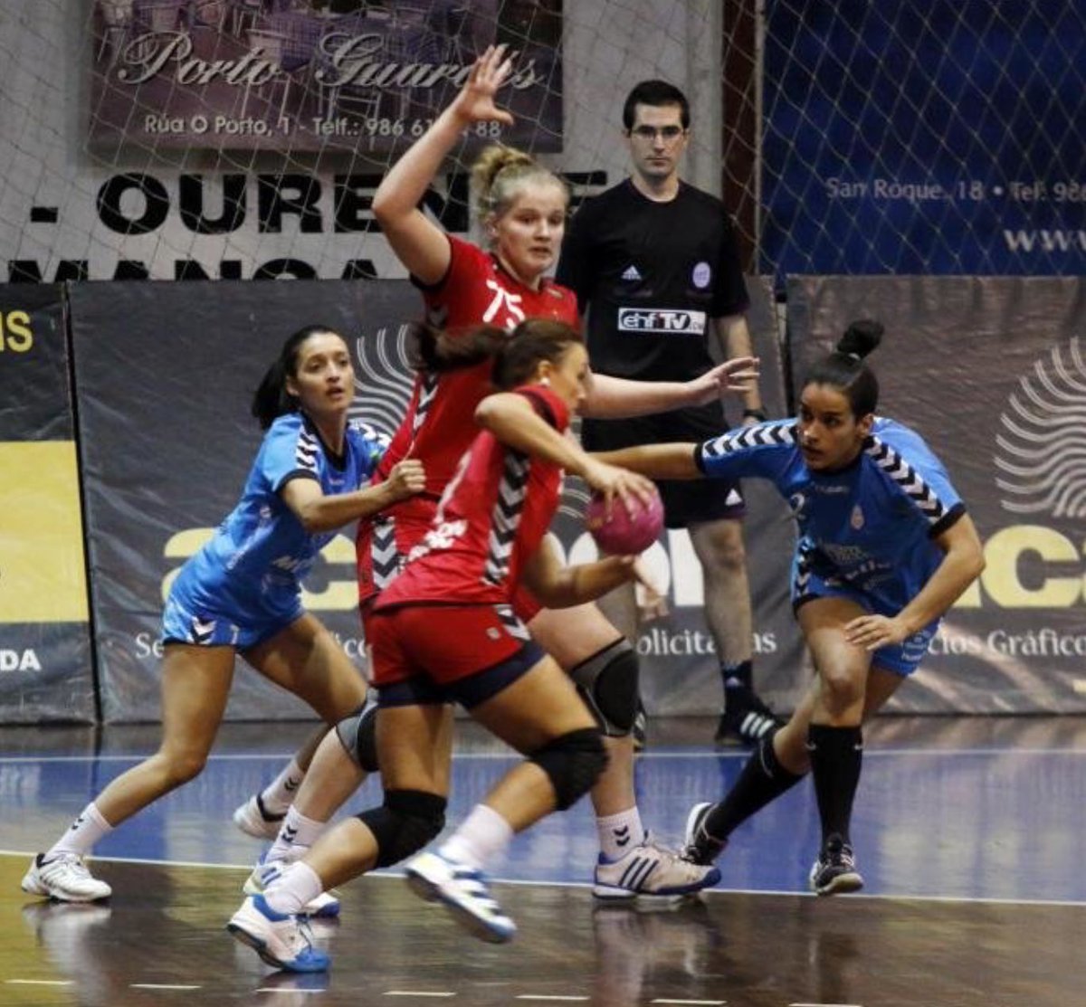 Aguardabalonman's tweet image. Carla Abad , la Secretaria General de la @fgabalonman  se dejó la piel hace 10 años defendiendo a torres humanas en el primer partido europeo del @Atlguardes_ofic en A Sangriña .
El mejor equipo extranjero que pasó por A Guarda en esta década , el Zvenigorod del 2013.