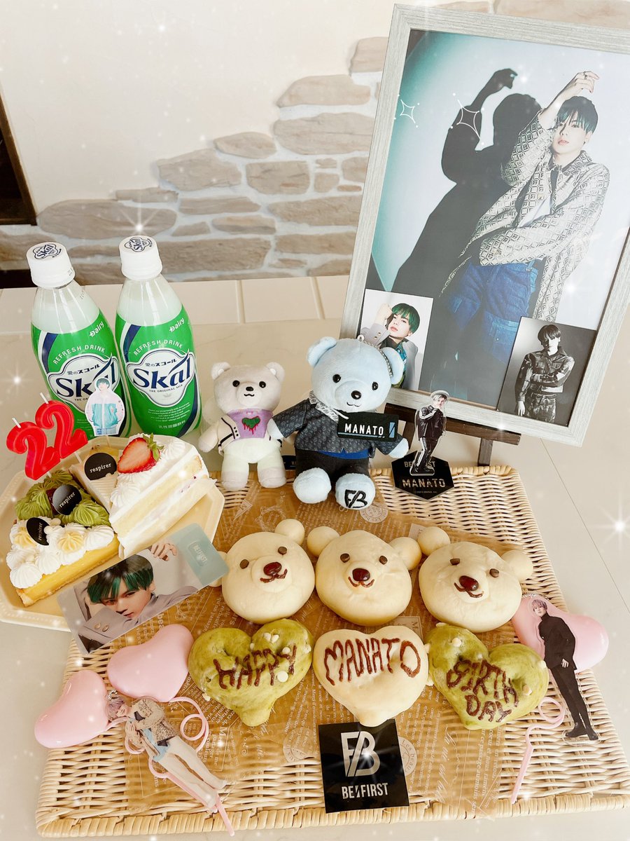 marist0813's tweet photo. MANATOお誕生日おめでとう🎂𝐇𝐚𝐩𝐩𝐲 𝐁𝐢𝐫𝐡𝐝𝐚𝐲🎉🐧💕

マナトの音楽と人柄に惹かれて忙しい日々の中で沢山の癒しと元気をもらってます😊

この1年も素敵な年になりますように✨

推し活初めてこういう事した😍💕
姉ベスの力を借りて2人でお祝い👏㊗️🎉

 #MANATOday429 #MANATO_HBD_22nd https://t.co/KsNBTVs9XW