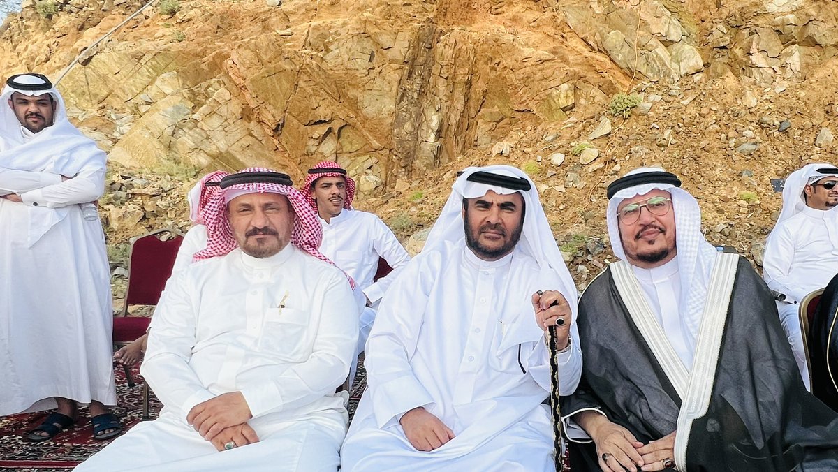 m_maladwani's tweet photo. من قرية المضيق أمام قصر الشريف علي بن الحسين الحارث سعدت بلقاء جميل مع أستاذنا ومؤرخنا الكبير الدكتور الشريف محمد حسين الحارثي الحسني الهاشمي أستاذ التاريخ والحضارة وذلك في حفل المعايدة السنوي لقبيلة الأشراف الحرّث.
لقاء ماتع وحديث شيق ومعلومات تاريخية عن عين زبيدة وقرية المضيق. https://t.co/qPv2Lvi6r3
