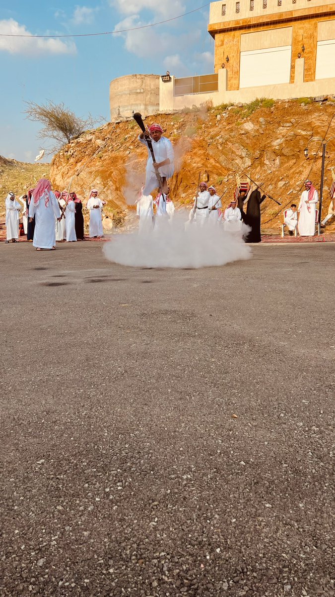 m_maladwani's tweet photo. من قرية المضيق أمام قصر الشريف علي بن الحسين الحارث سعدت بلقاء جميل مع أستاذنا ومؤرخنا الكبير الدكتور الشريف محمد حسين الحارثي الحسني الهاشمي أستاذ التاريخ والحضارة وذلك في حفل المعايدة السنوي لقبيلة الأشراف الحرّث.
لقاء ماتع وحديث شيق ومعلومات تاريخية عن عين زبيدة وقرية المضيق. https://t.co/qPv2Lvi6r3