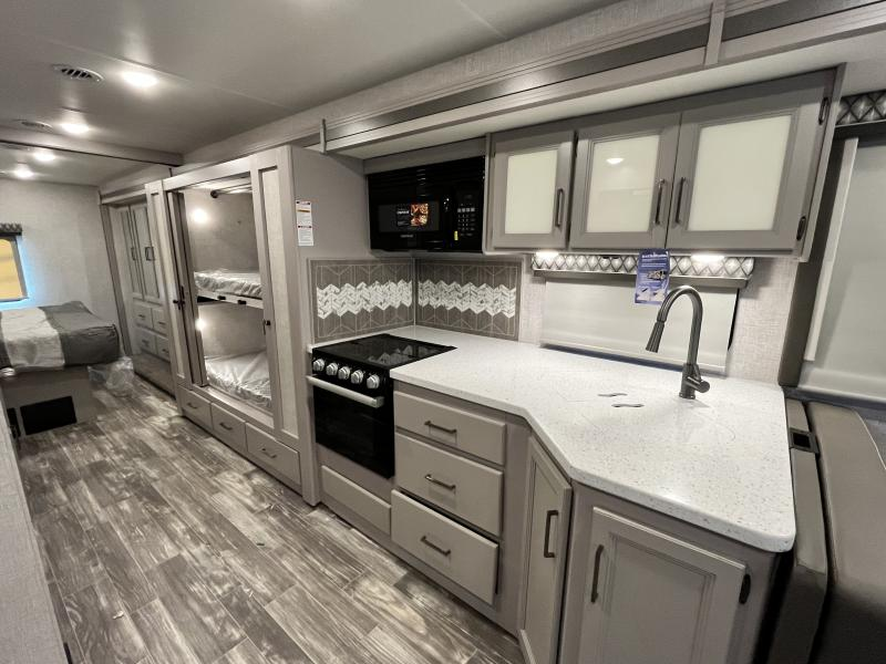 The 2023 Thor Hurricane 34J is an impressive Class A motorhome! The kitchen is fully equipped with a refrigerator, microwave, stove, and oven, and the bathroom includes a spacious shower. Check out additional features here: https://t.co/cG7Y59OQhL https://t.co/ErB0wZwUVY