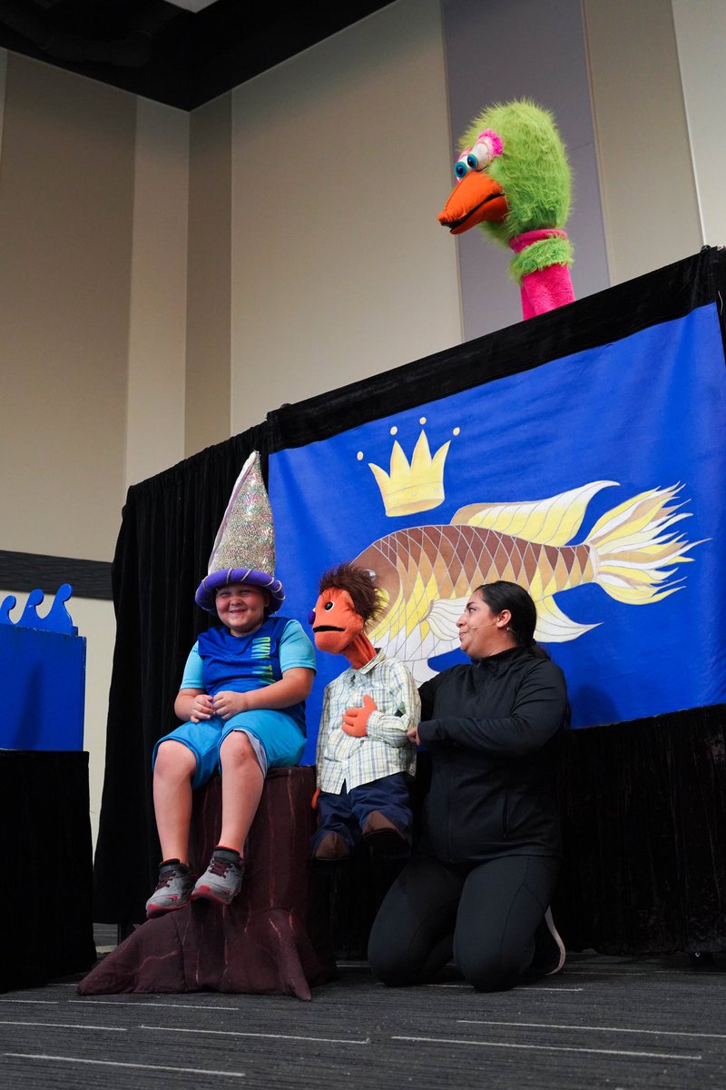 ProjectJericho's tweet image. Have you ever made a wish? What about a Wish Upon a Fish? 🐠🐟 

Last week, these Project Jericho families enjoyed dinner and a show with @Madcappuppets production of Wish Upon a Fish. They made art together, laughed until their bellies hurt, and even joined the show!