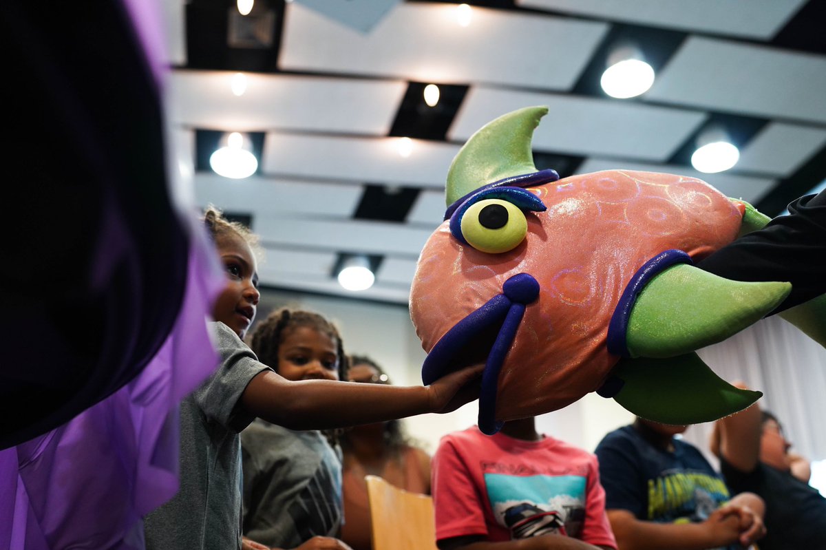 ProjectJericho's tweet image. Have you ever made a wish? What about a Wish Upon a Fish? 🐠🐟 

Last week, these Project Jericho families enjoyed dinner and a show with @Madcappuppets production of Wish Upon a Fish. They made art together, laughed until their bellies hurt, and even joined the show!
