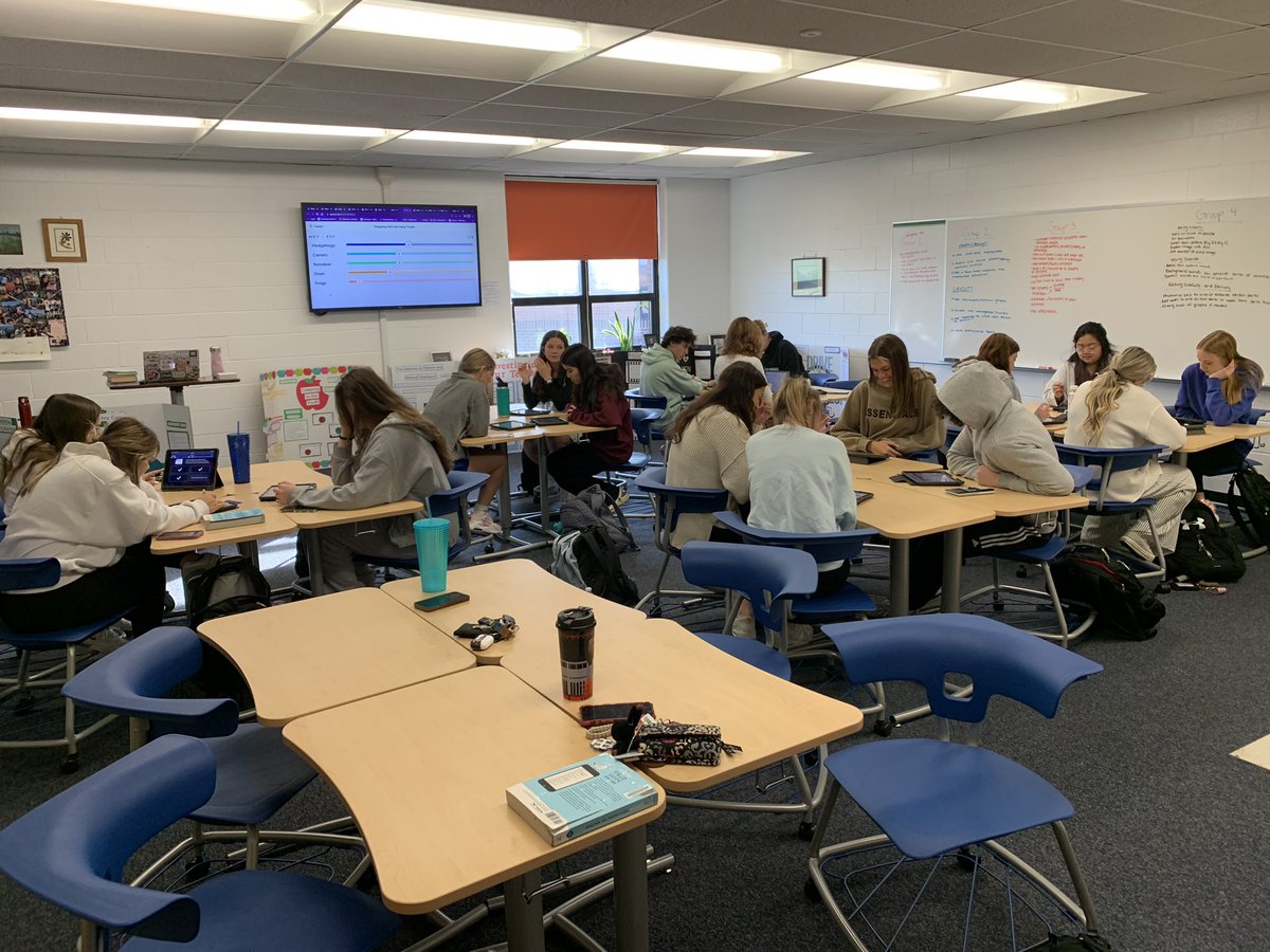 HCSDCJS's tweet photo. @HCSD_ILC @HCSDCJS students have been busy learning about design elements in preparation for our research poster symposium next week! Please join us at the Hub on 5/3 from 6-8 pm to see our students’ hard work! @HilliardSchools @Pam_Antos @merryguerrera https://t.co/2L4cABGq7S