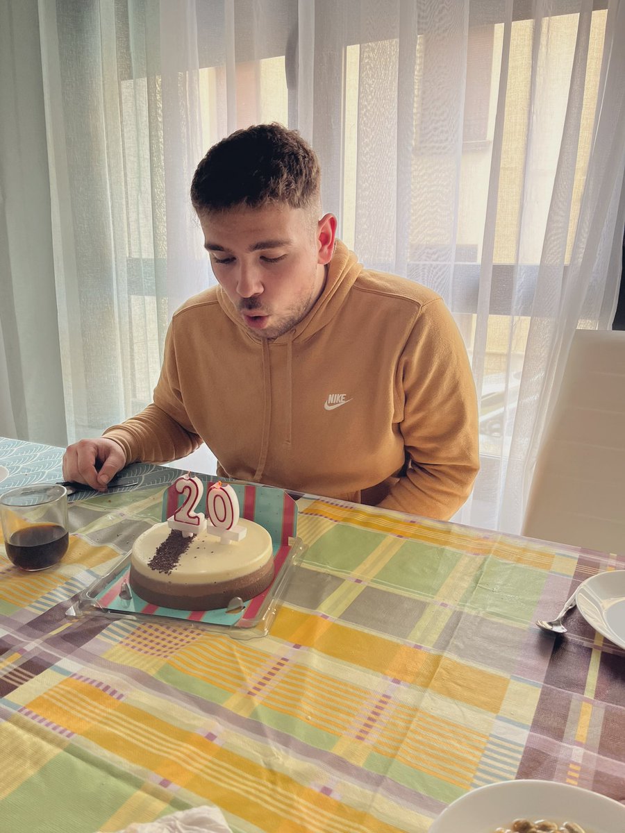 LunaaGonzalez's tweet photo. Cumpleaños de don ojitos🥳❤️ https://t.co/NlnMuo4Lz7