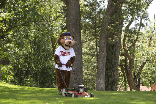 Hennepin's tweet image. ¿Necesita un incentivo para arrancar con la actividad física esta primavera? ¡No es demasiado tarde para participar!

Inscríbase y lleve un registro de su actividad desde el 1 al 28 de mayo por la oportunidad de ganar boletos para de los @Twins.
steptoit.org #StepToIt