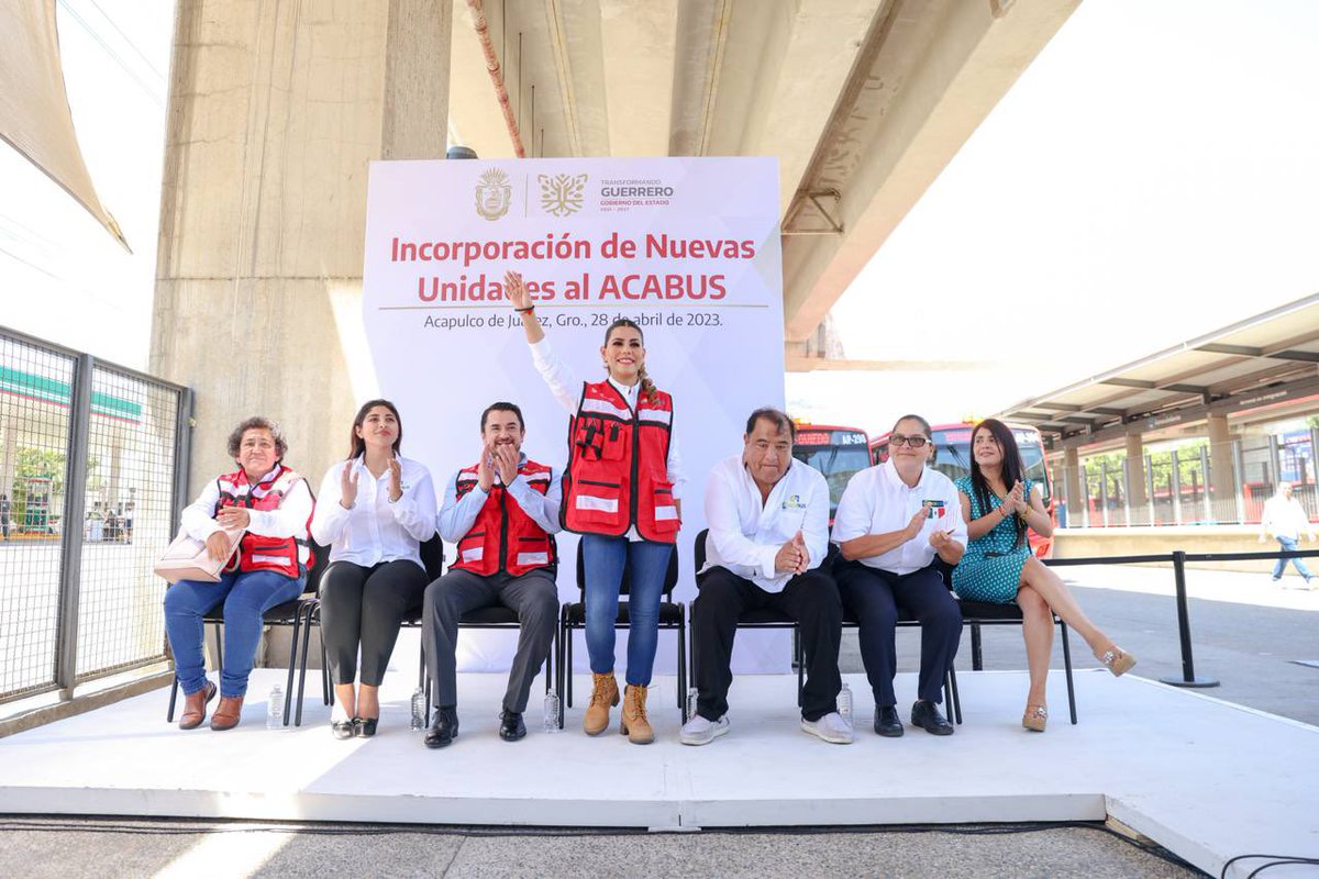 EvelynSalgadoP's tweet photo. Con esta entrega se transforma y dignifica el transporte público con mayor afluencia en el estado, beneficiando a más de 60 mil personas que diariamente utilizan el Acabús. 

¡Juntas y juntos estamos transformando el transporte público y la movilidad de Guerrero! (2/2) https://t.co/4W5LcmSXce