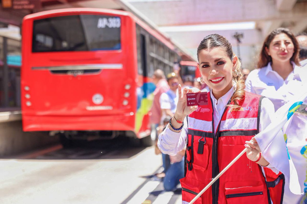 EvelynSalgadoP's tweet photo. Con esta entrega se transforma y dignifica el transporte público con mayor afluencia en el estado, beneficiando a más de 60 mil personas que diariamente utilizan el Acabús. 

¡Juntas y juntos estamos transformando el transporte público y la movilidad de Guerrero! (2/2) https://t.co/4W5LcmSXce