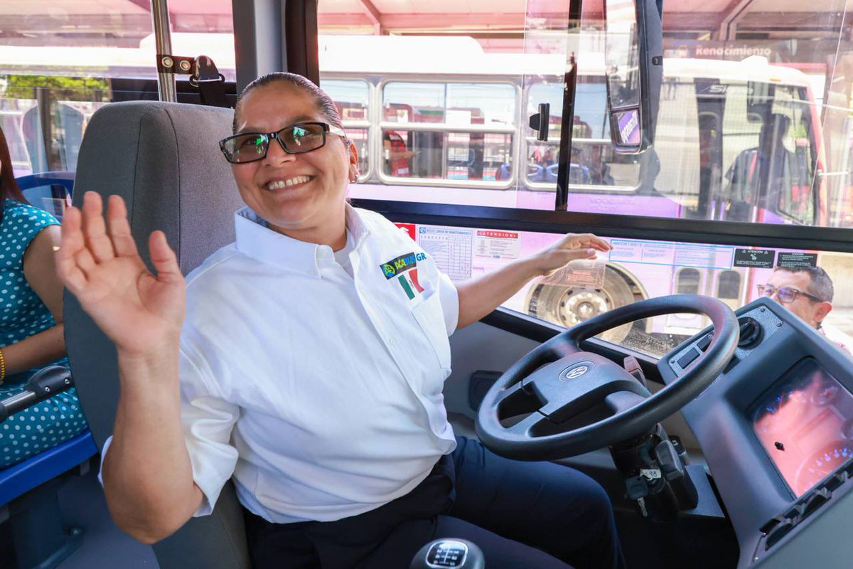 EvelynSalgadoP's tweet photo. Con esta entrega se transforma y dignifica el transporte público con mayor afluencia en el estado, beneficiando a más de 60 mil personas que diariamente utilizan el Acabús. 

¡Juntas y juntos estamos transformando el transporte público y la movilidad de Guerrero! (2/2) https://t.co/4W5LcmSXce