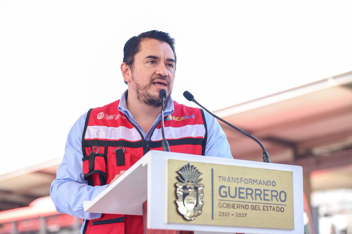EvelynSalgadoP's tweet photo. Con esta entrega se transforma y dignifica el transporte público con mayor afluencia en el estado, beneficiando a más de 60 mil personas que diariamente utilizan el Acabús. 

¡Juntas y juntos estamos transformando el transporte público y la movilidad de Guerrero! (2/2) https://t.co/4W5LcmSXce
