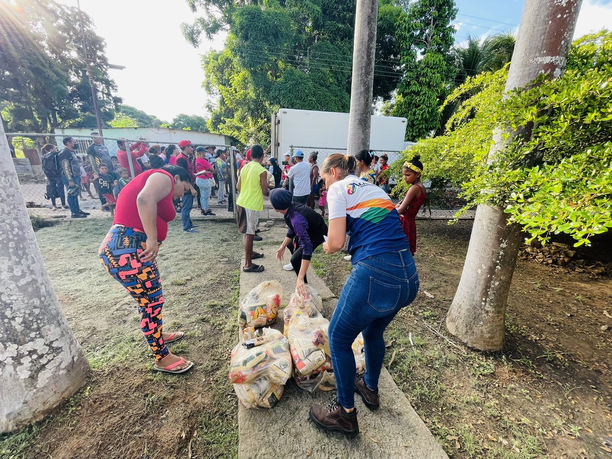 Gracias a las políticas de nuestro presidente @NicolasMaduro ministro @LealTelleria y gobernador @amarcanopsuv continuamos protegiendo al pueblo en Cañafistola con la entrega de los combos alimentarios de la mano de @AlimentosBol1 #JusticiaYReparación