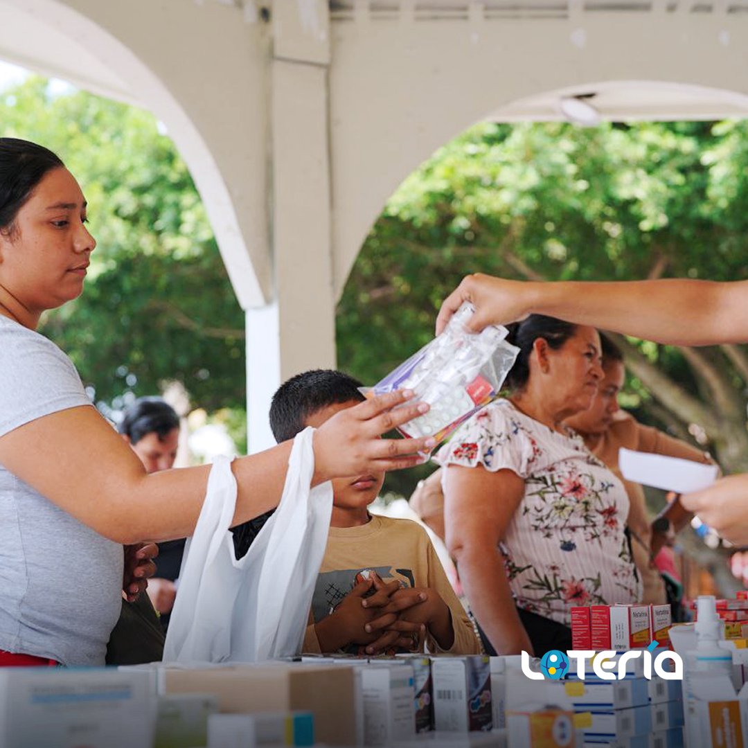 loteriasv's tweet photo. ¿Sabes que jugando puedes cambiar la vida de muchos salvadoreños? ¡Con nuestros productos #LOTRA #LOTIN y #DALE es posible! 🎉🤩 Gracias a tu compra, hoy pudimos llevar consultas médicas y medicamentos al Parque Central de Ilobasco. Juntos podemos hacer que la salud de muchos salvadoreños sea mejor. Lotería #LaQueMásVidasCambia #JuntosHacemosBeneficencia #JHB