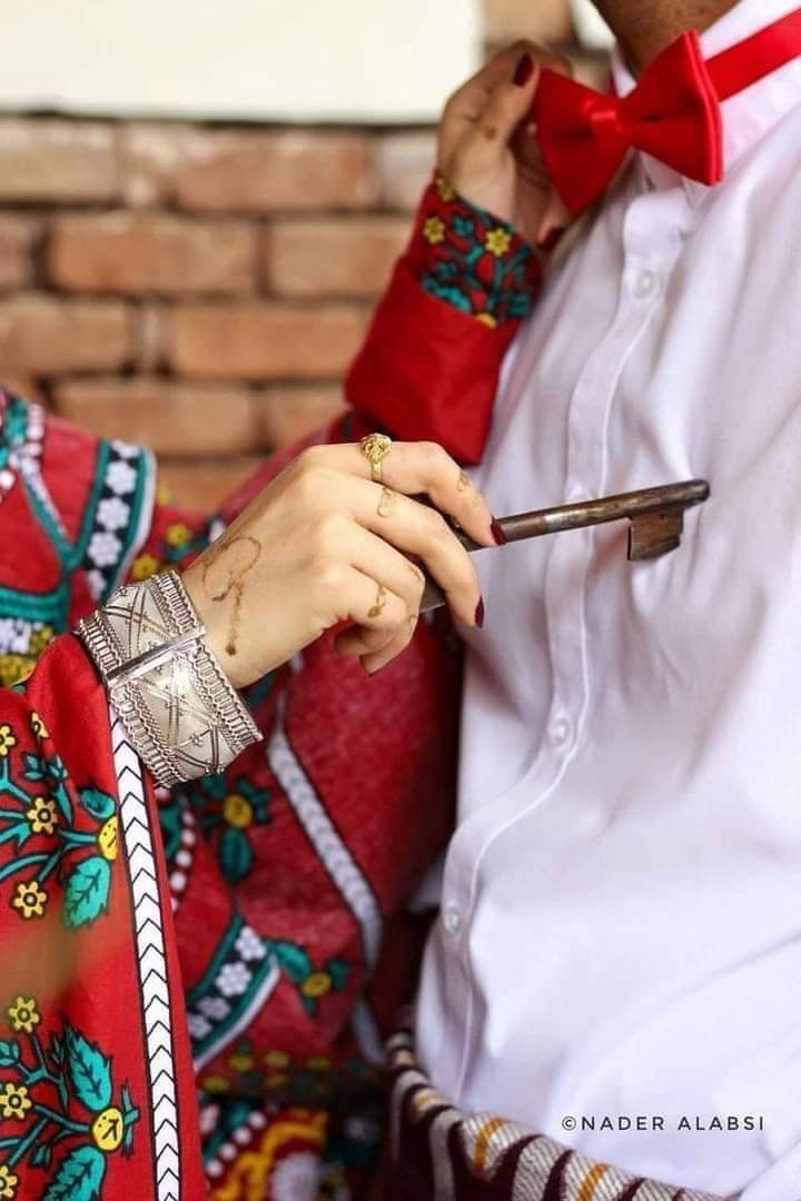 " سـآلت قلبي ♥️
مـآهہو آلصـعب ومـآهہي آلقسـوة ?
قآل ،آلصـعب في هہذهہ آلدنيآ آن تحب شـخصـآ وتخسـر آلگل لآجلهہ
وآلقسـوة ،آن يترگگ هہذآ آلشـخص وتتذگر آنگ ترگت آلگل لآجلهہ".🖤
#مساء_السعاده