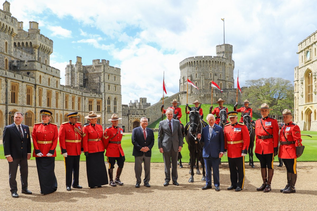 rcmpgrcpolice's tweet photo. Today, former #MusicalRide horse 🐴 Noble was officially presented to His Majesty King Charles III by RCMP Commissioner Mike Duheme, representatives from the Musical Ride as well as the HC @RalphGoodale 📷: High Commission of Canada, UK https://t.co/yMzT4pA89N